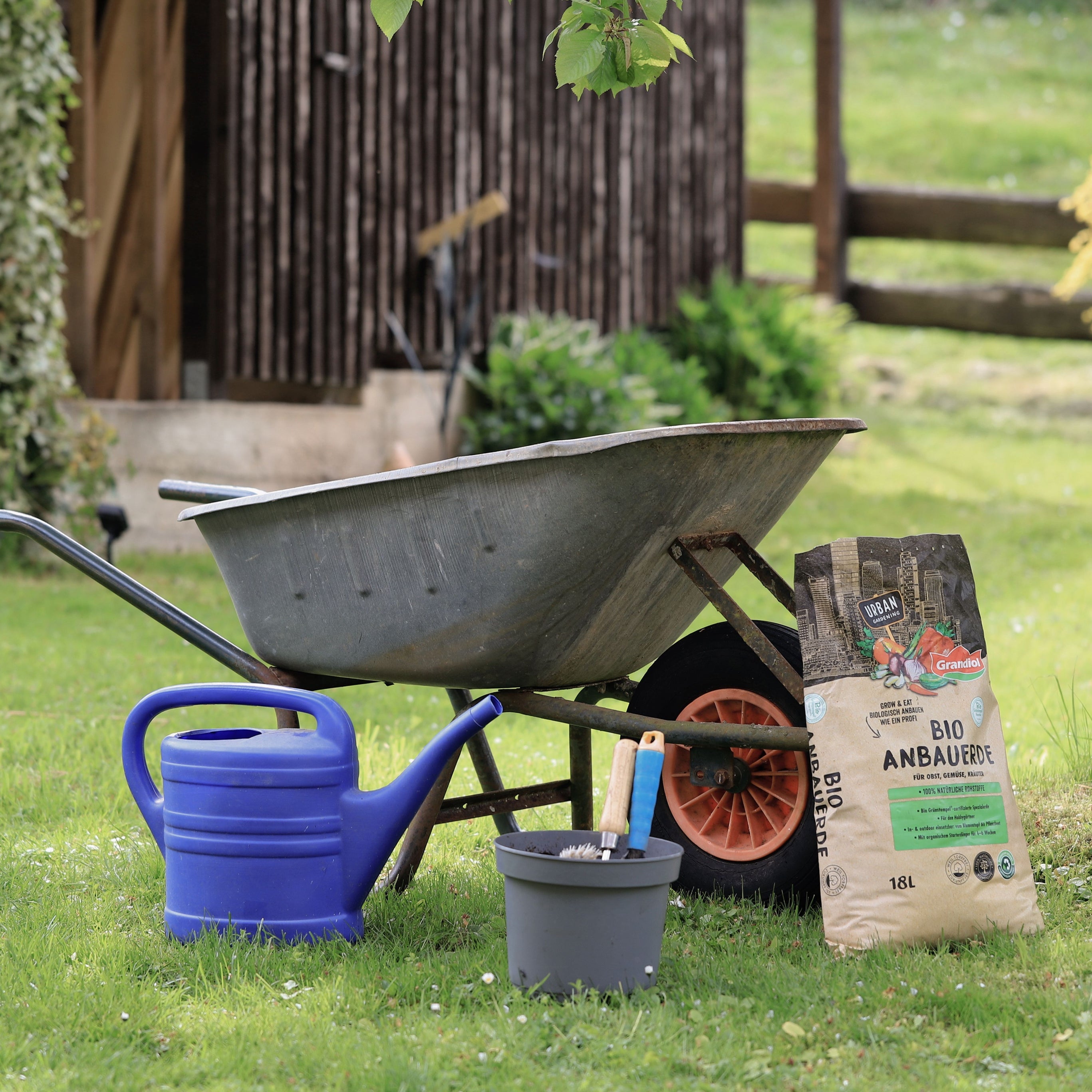Gartenarbeit und Rasenpflege